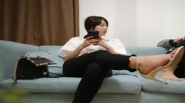 白紧身衣裹不住丰满肉体！翘臀尤物跪趴撅臀 前凸后翘榨干你视线